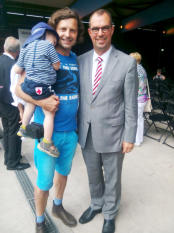 Treffen zweier "alter" Schulfreunde: Schauspieler Ralf Hutter und der Muehlacker Oberbuergermeister Frank Schneider auf der Gartenschau in Muehlacker